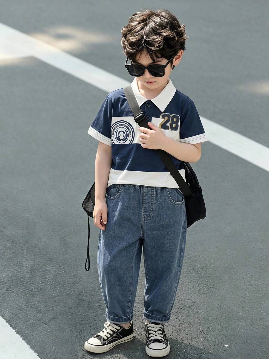 2件組小男孩校園 Polo 衫與牛仔褲套裝,春夏款。Polo 衫為海軍藍色,配白色領口與 2 顆鈕扣,簡約俐落設計,右側附小口袋。牛仔褲為淺藍色,經典百搭。整體風格清新休閒,適合兒童日常活動如上學或戶外玩耍。 - 彩色 - 查看 1