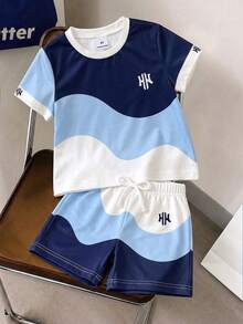 SHEIN Streecool Kids 小男孩經典幾何圖案清新藍白對比波浪印花多色針織圓領短袖T恤、短褲，男童兩件套 - 彩色 - 查看 3