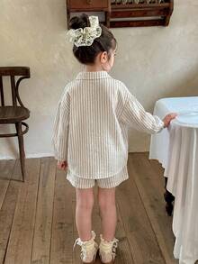 SHEIN LMoss Kids 少女編織條紋休閒襯衫 + 針織素色背心 + 短褲 3件套裝 - 米色 - 查看 2