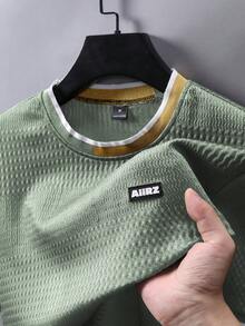 Manfinity Homme Men's Knitted Jacquard Solid Color Textured Gold Trim Ribbed T-Shirt - Green - View 3