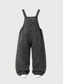 SHEIN Genkimix Kids 女童牛仔吊帶褲，全新四季款，時尚甜美復古灰色牛仔，胸前3D大蝴蝶結設計，褲腿粉色愛心刺繡圖案，時尚直筒寬鬆版型，柔軟舒適面料，百搭日常穿著，適合度假、旅行等場合，女童全新四季度假風 - 灰色 - 查看 2