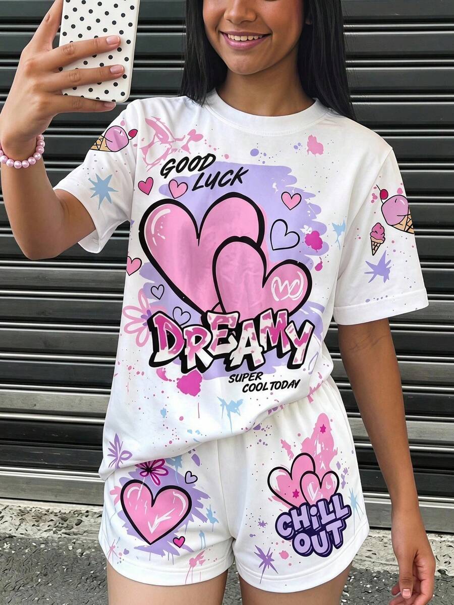 SHEIN 1套青少年女孩休閒甜美塗鴉愛心印花短袖T恤與短褲套裝，日常出遊夏季多巴胺休閒套裝