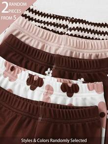 SHEIN 2件女童緊身褲盲盒風5件組，2條由羅紋針織面料製成，配舒適彈性腰頭與荷葉邊下擺細節，百搭俏皮風格，包含黑色配白色花卉、白色配黑色花卉、黑色配白色愛心、豹紋與純色，柔軟親膚面料，舒適貼身 - 彩色 - 查看 5