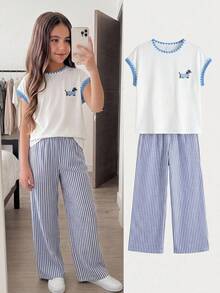 SHEIN 青少年女孩休閒學院通勤風 寬鬆落肩袖 3D 狗牙邊飾仿刺繡裝飾圓領針織提花 T 恤與紋理條紋愛心印花直筒寬腿褲 2 件套 白色上衣 黑白條紋褲 - 藍色 - 查看 6