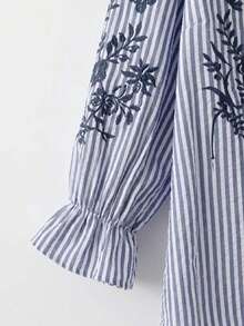 SHEIN CURVE+ قميص مطرز مخطط مطبوع بياقة واقفة وأكمام طويلة، مقاس كبير، مخطط، شتاء 2026 22W - ازرق وابيض - مشاهدة 3