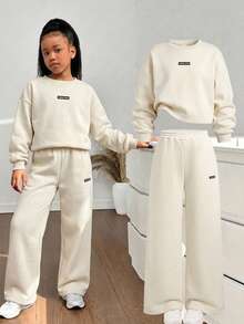 SHEIN 青少年女孩秋冬休閒保暖內裡加厚運動衫套裝，寬鬆圓領落肩長袖印花套頭衫搭配同款印花百褶寬腿直筒運動長褲，2件式運動風套裝，麻灰色 - 杏色 - 查看 3