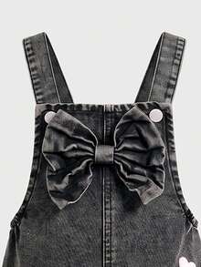 SHEIN Genkimix Kids 女童牛仔吊帶褲，全新四季款，時尚甜美復古灰色牛仔，胸前3D大蝴蝶結設計，褲腿粉色愛心刺繡圖案，時尚直筒寬鬆版型，柔軟舒適面料，百搭日常穿著，適合度假、旅行等場合，女童全新四季度假風 - 灰色 - 查看 4