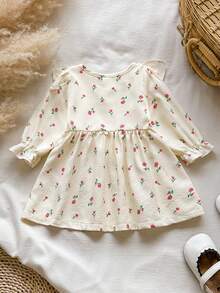 SHEIN Vintaside Kids 1件女嬰春秋款奶油色與玫瑰紅溫柔田園風小玫瑰滿版印花荷葉袖荷邊長袖單排扣A字洋裝，收腰寬鬆版型，適合日常穿著、戶外出遊、1歲生日派對、家庭聚會、拍照 - 杏色 - 查看 5