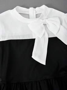 SHEIN 少女時尚立領蝴蝶結復古喇叭袖長袖洋裝，整體輕甜復古風，適合日常出遊、約會、下午茶或輕便場合，溫柔且充滿女人味 - 黑與白 - 查看 8