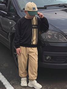 SHEIN 2件組青少年男孩時尚白色運動衫 & 深綠色長褲套裝，胸前綠色圖案印花，酷炫街頭風，柔軟舒適面料，易於穿著，適合春秋季，上學與外出，必買熱銷款 - 卡其色 - 查看 4