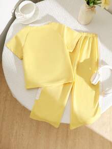 SHEIN Playful Pals 女童春夏休閒新款 T 恤套裝，雙條紋編織帶與 3D 蝴蝶結裝飾，圓領落肩袖 T 恤上衣搭配休閒長褲，2 件套，適合日常穿著、上學、外出、度假、運動、派對與節日 - 黃色 - 查看 2