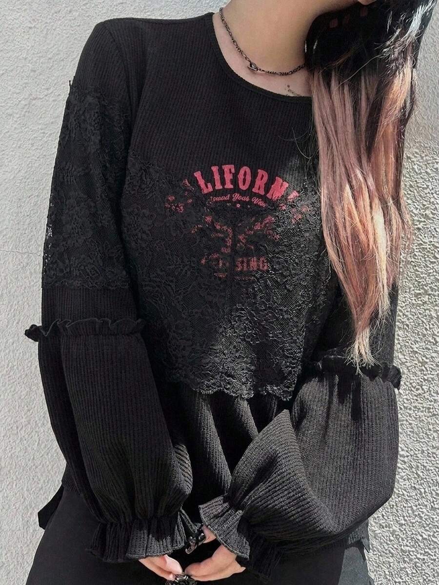 FRIFUL 女款蕾絲拼接字母印花休閒頹廢哥德風日常夜店 T-shirt,黑紅配色夏季圖案短袖上衣 - 黑色 - 查看 1