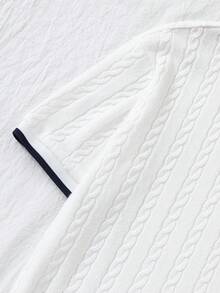 男童 2 件式 Polo 套裝，上衣採用全幅 3D 纜繩針織紋理，領口與袖口飾有黑色羅紋滾邊，下擺附小皮革貼片細節，搭配海軍藍直筒長褲，簡約俐落清新學院風 - 彩色 - 查看 7
