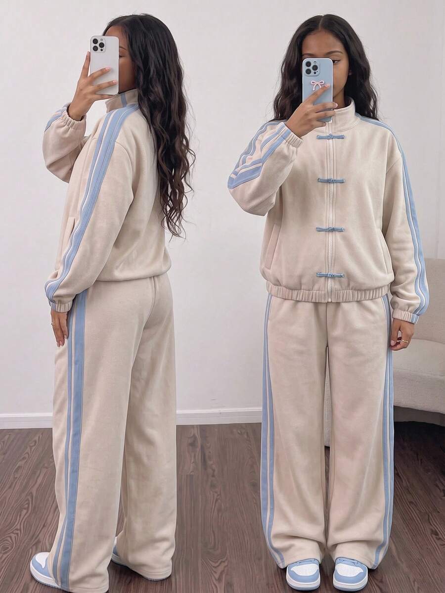 SHEIN Sparklyn 2件組青少年女孩拼色條紋拉鍊夾克搭配藍色青蛙鈕扣彈性腰長褲,復古運動風套裝,適合女孩,四季皆宜,完美適用於日常穿著、運動、健身及與朋友出遊 - 杏色 - 查看 1