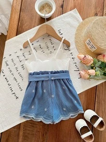 SHEIN LMoss Kids 这款女宝宝可爱夏季白色背心短裤套装，配有松紧腰带，是必备单品。两件套女宝宝刺绣短裤，女宝宝夏季服装套装，女宝宝蝴蝶结短裤，女宝宝白色上衣蓝色短裤，女宝宝夏季服装套装，女宝宝连体衣，女宝宝夏季连体裤，女宝宝蓝白套装，女宝宝夏季服装套装，女宝宝牛仔连体裤。 - 白色 - 查看 4