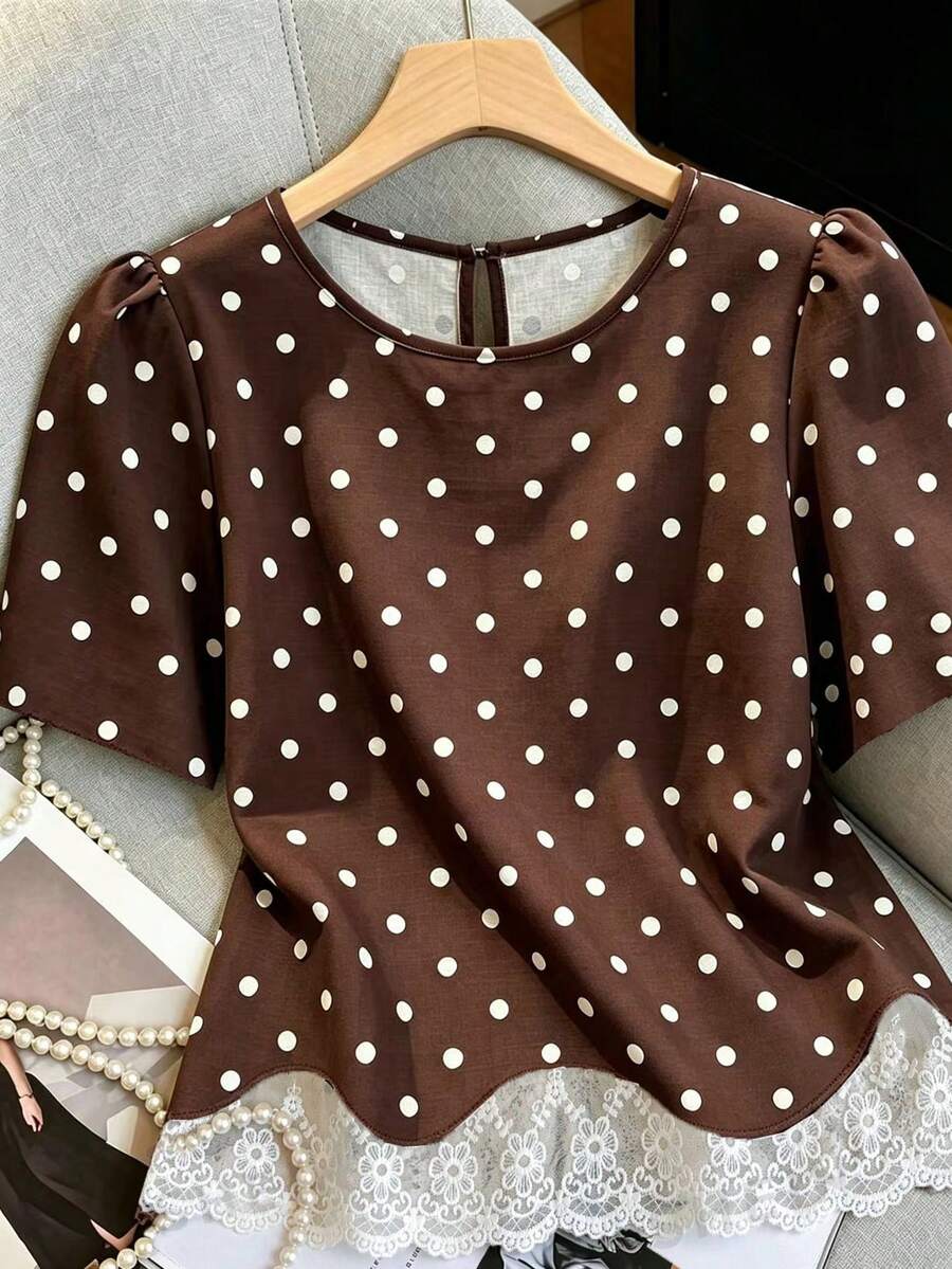SHEIN Franclia 女款通勤街頭風學院簡約時尚休閒百搭棕色白波點亞麻感面料後領水滴領單扣短袖棕色蕾絲飾邊上衣,適合萬聖節、平安夜、聖誕節、春節、海灘度假、出遊旅行、閨蜜聚會、居家購物、娛樂工作,基礎外穿舒適面料獨特風格高 CP 值,春夏款 - 棕色 - 查看 1