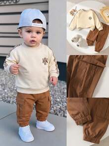 SHEIN Playful Pals 2件組男嬰時尚休閒可愛運動風秋冬新品，杏色長袖圓領衛衣上衣，羅紋領口、袖口與下擺設計 + 棕色休閒長褲，柔軟舒適面料，適合日常穿著或戶外活動男嬰童裝 - 卡其色 - 查看 4