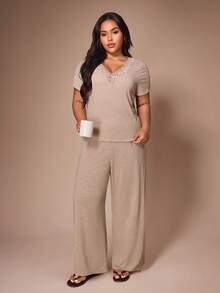 Lazeform Set Piyama Wanita Lengan Pendek dan Celana Panjang Kasual Nyaman Ukuran Plus Warna Polos dengan Kerah V dan Renda Kontras, Warna Khaki, Musim Panas - Khaki - View 3