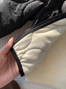 SHEIN 男嬰黑色冬季保暖內裡連帽拉鍊加厚外套，休閒百搭多功能柔軟舒適運動風，適合戶外玩雪，熊圖案貼布 - 黑色 - 查看 3