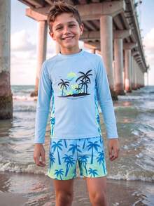 SHEIN 青少年男孩泳裝 日落島椰林系列 漸層「SURF」字母與鳥類圖案，上衣左右兩側為淺綠漸層滿版椰子樹印花，泳褲為淺藍至淺綠漸層底色搭配滿版藍色棕櫚椰子樹，時尚休閒，適合游泳 - 藍色 - 查看 1
