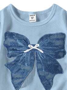 SHEIN Elladie kids 女童夏季休閒T恤套裝，蝴蝶結刺繡圖案圓領短袖T恤與工裝褲2件套，適合春夏時尚穿搭 - 藍色 - 查看 4