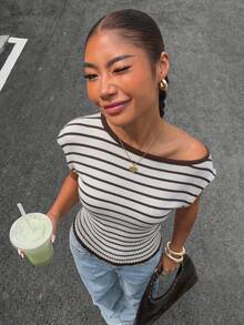 Muchica 女款休閒貝殼鈕扣不對稱肩修身上衣，完美夏季選擇。極簡卡其色短袖襯衫，適合通勤、約會與日常休閒穿著。夏季女款上衣。女款休閒度假風通勤極簡純色不對稱領鈕扣裝飾修身短針織上衣 - 彩色 - 查看 4