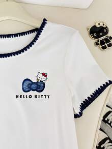 Resyla HELLO KITTY AND FRIENDS | SHEIN M105#MTO MTO Women's Shell Embroidery Short Colorblock T-Shirt#New Hao#220g Non-See-Through#Heat Transfer Co-Branded White Short Sleeve T-Shirt Black Wavy Trim On Collar And Cuffs Cartoon Bow Print Round Neck Women's Top - White - View 3