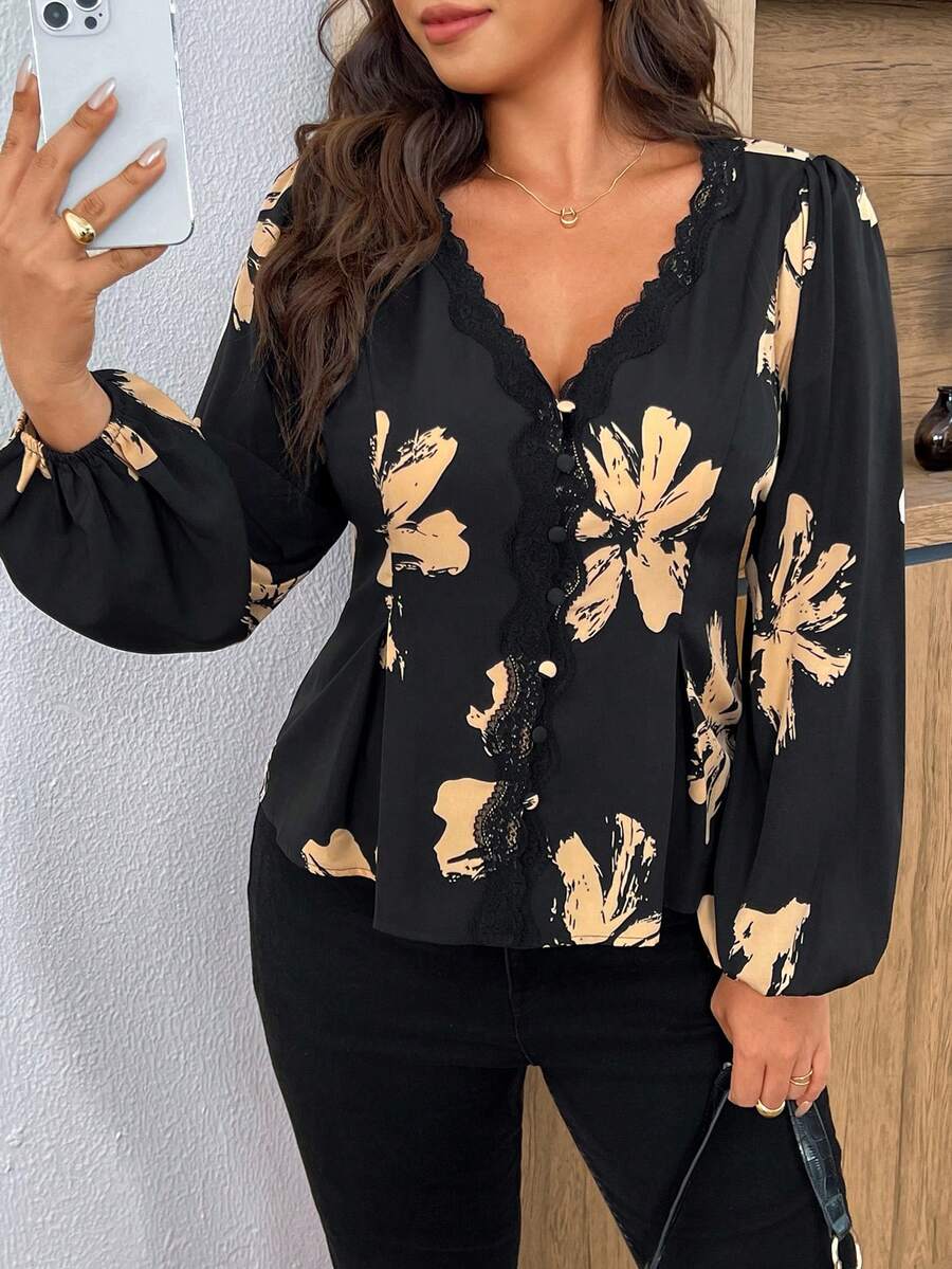 SHEIN Frenchy 大尺碼女款V領花卉圖案蕾絲拼接休閒日常襯衫 - 彩色 - 查看 1