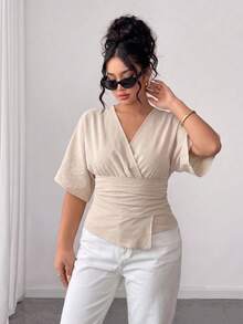 SHEIN LUNE CURVE 大尺碼女款素色V領百褶休閒優雅百搭日常穿著襯衫 米色 夏季 早午餐 辦公室 - 杏色 - 查看 5