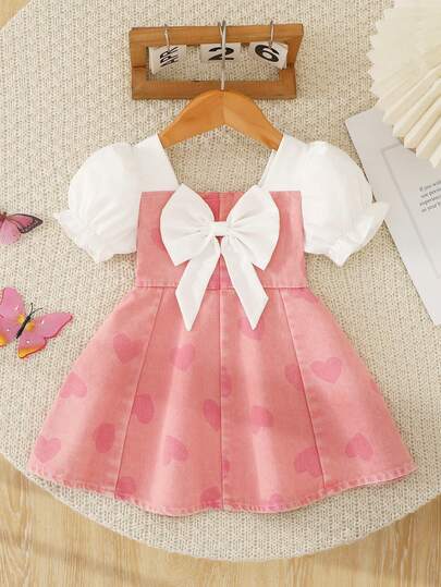 SHEIN Playful Pals Baby Girl Heart Print Square Neck White Woven Fabric Short Sleeve Puff Sleeve Denim Waist Dress With White Big Bow Decoration A-Line Skirt Dress, Cute Playful Casual Fashion Commute Comfortable Outfit For Baby Girl, Holiday Party Vacation Island Style Summer Wear
