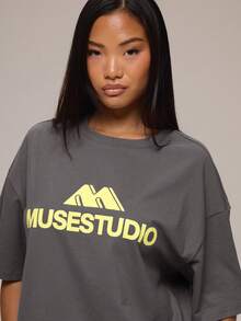 MUSERA 炭灰色圖形Logo細節女款T恤 冬季休閒日常舒適穿搭 酷綠色 - 深灰色 - 查看 5