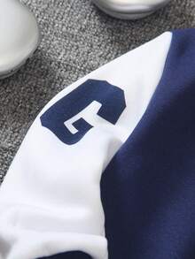 SHEIN Conjunto de 2 piezas de chaqueta de béisbol estilo universitario para niños (pequeño) de otoño/invierno, azul marino y blanco con bloques de color, top de punto azul con mangas blancas, panel frontal izquierdo estampado con patrón de letra mayúscula personalizada e impresión 78, pantalones deportivos a juego con estampado, elástico y cómodo, estilo minimalista casual adecuado para uso diario en primavera/otoño, deportes, viajes y regreso a la escuela - Azul Marino - Ver 6