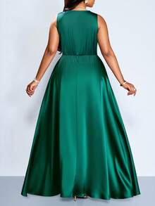 SOLERSUN Vestido de fiesta elegante para mujer de talla grande, adecuado para ocasiones importantes como fiestas de cumpleaños, temporada de graduación, té de la tarde, Acción de Gracias y temporada de bodas. Las características incluyen un escote drapeado, diseño sin mangas, cintura alta, silueta en A y longitud extra larga. Hecho de material de satén/seda, perfecto para el verano. - Verde Oscuro - Ver 5