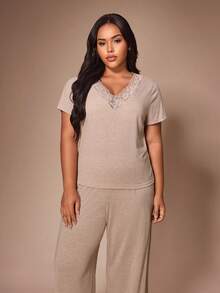 Lazeform Set Piyama Wanita Lengan Pendek dan Celana Panjang Kasual Nyaman Ukuran Plus Warna Polos dengan Kerah V dan Renda Kontras, Warna Khaki, Musim Panas - Khaki - View 5