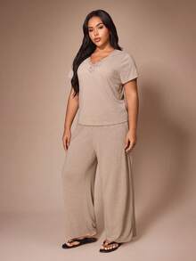 Lazeform Set Piyama Wanita Lengan Pendek dan Celana Panjang Kasual Nyaman Ukuran Plus Warna Polos dengan Kerah V dan Renda Kontras, Warna Khaki, Musim Panas - Khaki - View 1