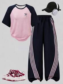 SHEIN Sparklyn 這套 T-Shirt 套裝採用粉色與綠色拼接設計，落肩短袖搭配蝴蝶結裝飾圖案 + 直筒寬腿褲，寬鬆休閒版型，甜酷混搭風格，適合日常出遊，搭配飾品更顯活力 - 藍色 - 查看 3