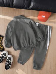 SHEIN 2pcs Kids Young Boy Casual Daily Comfortable Letter Print Hooded Colorblock Zip-Up Long Sleeve Jacket And Loose Cuffed Knit Pants Set, Suitable For School, Garden, Beach, Birthday, Spring, Summer, Fall - Grey - View 2