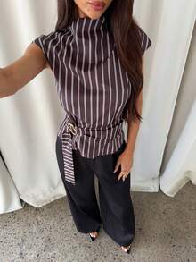 Aloruh 女款優雅通勤休閒外出辦公藍白條紋短袖襯衫，金屬鈕扣裝飾與收腰設計 - 藍白色 - 查看 5
