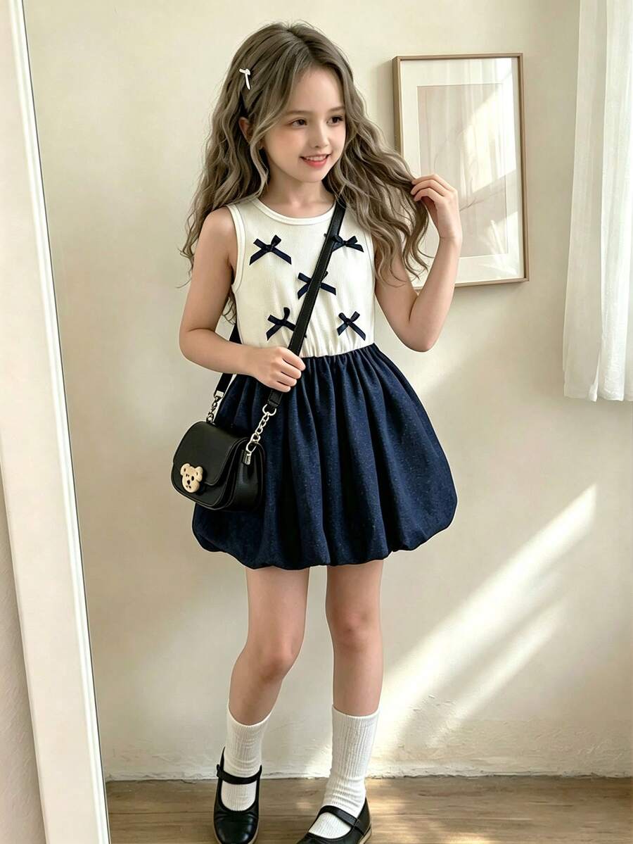 少女时尚甜美无袖针织罗纹连衣裙,饰有蝴蝶结,牛仔拼接荷叶边裙摆,适合日常、度假、派对等场合。 - 白色 - 查看 1