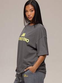 MUSERA 炭灰色圖形Logo細節女款T恤 冬季休閒日常舒適穿搭 酷綠色 - 深灰色 - 查看 3