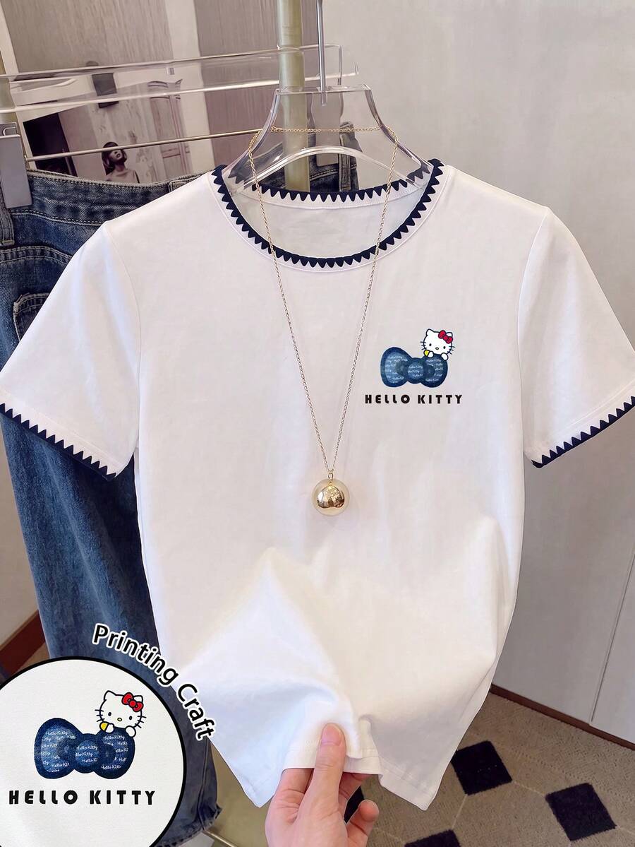 Resyla HELLO KITTY AND FRIENDS | SHEIN M105#MTO MTO Women's Shell Embroidery Short Colorblock T-Shirt#New Hao#220g Non-See-Through#Heat Transfer Co-Branded White Short Sleeve T-Shirt Black Wavy Trim On Collar And Cuffs Cartoon Bow Print Round Neck Women's Top - White - View 1