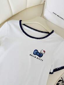 Resyla HELLO KITTY AND FRIENDS | SHEIN M105#MTO MTO Women's Shell Embroidery Short Colorblock T-Shirt#New Hao#220g Non-See-Through#Heat Transfer Co-Branded White Short Sleeve T-Shirt Black Wavy Trim On Collar And Cuffs Cartoon Bow Print Round Neck Women's Top - White - View 4