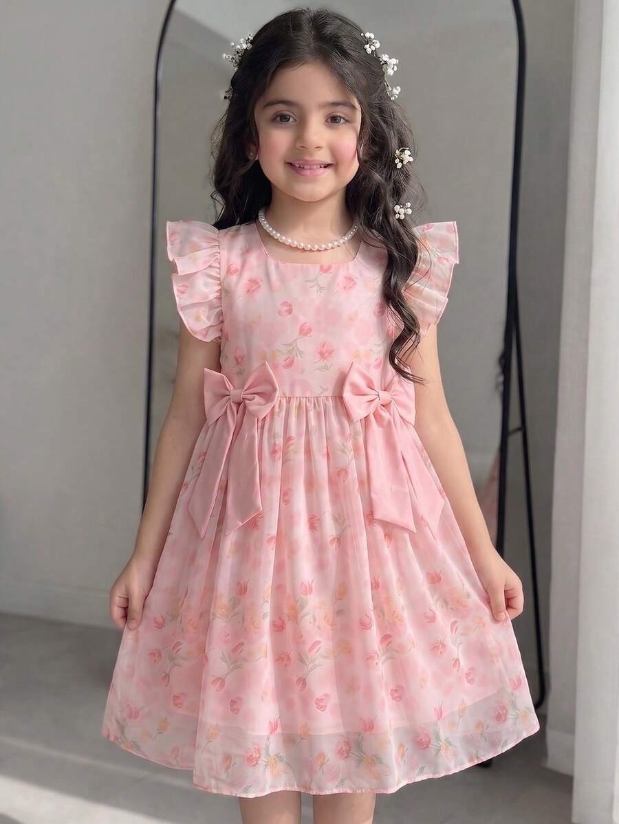 Elladie kids 女童粉色甜美風A字版型洋裝，輕盈雪紡面料打造，觸感夢幻柔軟且垂墜感佳，方領設計展現肩頸線條，腰部兩側飾有同色蝴蝶結，中長版適合夏季穿著