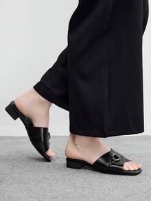 CUCCOO BIZCHIC 黑色金屬扣交叉帶方頭粗跟低跟涼鞋，適合通勤辦公穿著 - 黑色 - 查看 3