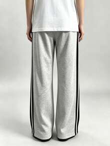 Sport MetroGents Celana Jogging Pria dengan Tali Serut di Pinggang dan Garis Samping, Potongan Lebar - Grey - View 2