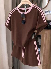SHEIN 青少年女孩棕色針織休閒寬鬆兩件套（T恤+短褲），圓領短袖T恤印有美式英文標語，搭配印花短褲，適合夏季與街頭運動 - 棕色 - 查看 1
