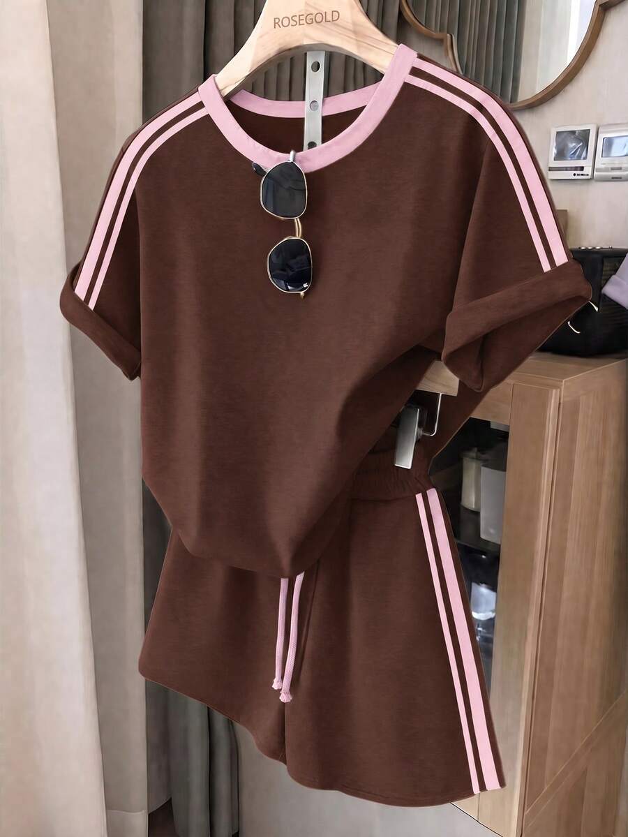SHEIN 青少年女孩棕色針織休閒寬鬆兩件套(T恤+短褲),圓領短袖T恤印有美式英文標語,搭配印花短褲,適合夏季與街頭運動 - 棕色 - 查看 1