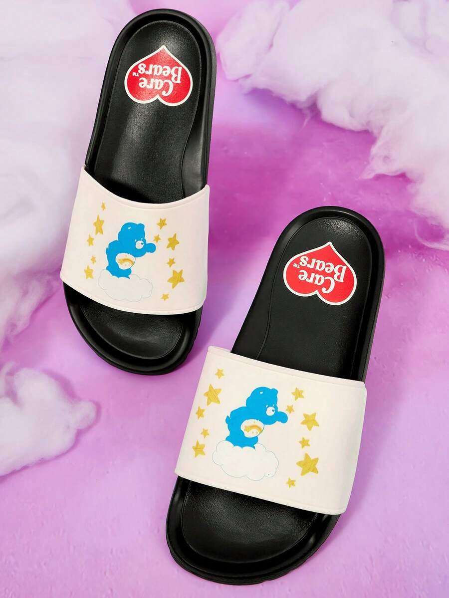 SHEIN X Care Bears 女款夏季時尚卡通圖案拖鞋,愛心熊拖鞋,彩虹雲朵熊印花,居家度假休閒女鞋 - 雲朵白 - 查看 1