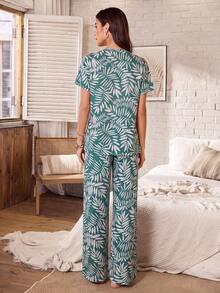 Serenescape Setelan Pakaian Santai Tidur Gaya Liburan Motif V-Neck Kancing Dekoratif Lengan Pendek Celana Panjang Warna Hijau Musim Panas Kasual Tropis - Hijau - View 2