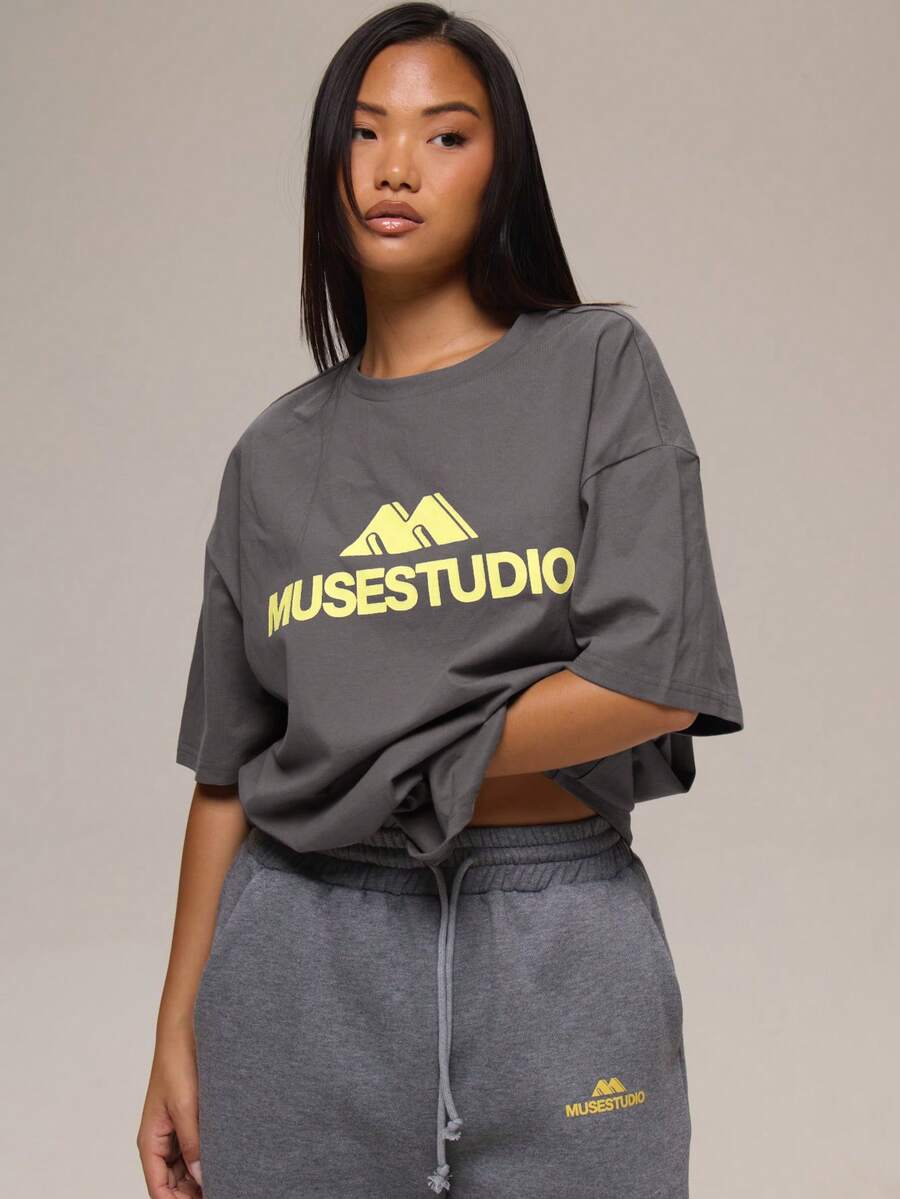 MUSERA 炭灰色圖形Logo細節女款T恤 冬季休閒日常舒適穿搭 酷綠色 - 深灰色 - 查看 1